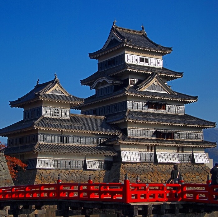 Замок Мацумото и красный мост
