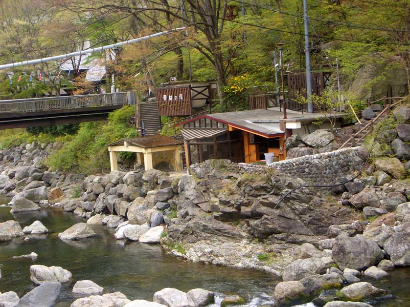 Префектура Тотиги Ванны с горячими источниками у реки в Кавадзи-Онсэн