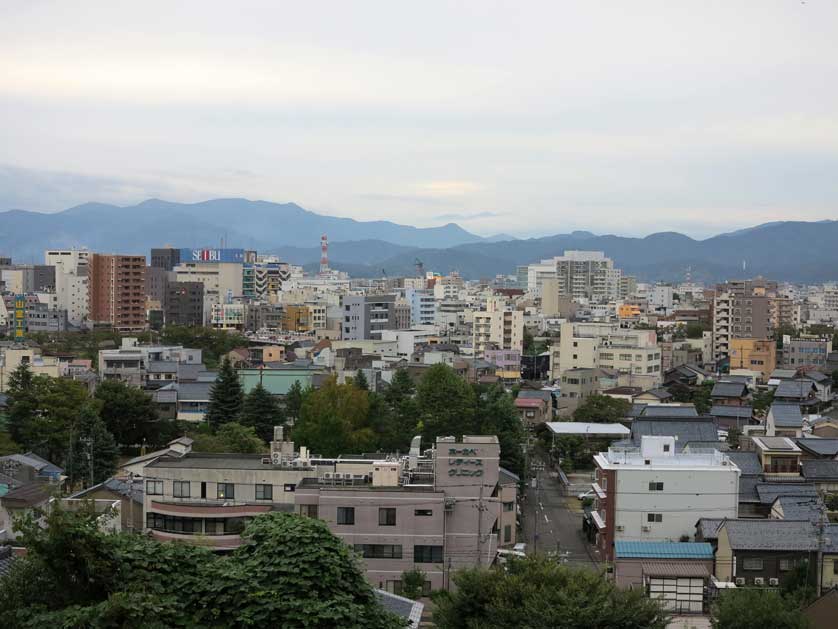 Вид на Фукуи из Асуваямы, префектура Фукуи.