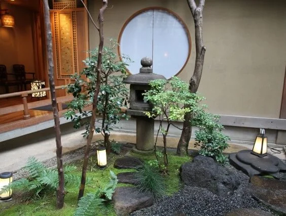 Традиционная японская кухня в японском саду